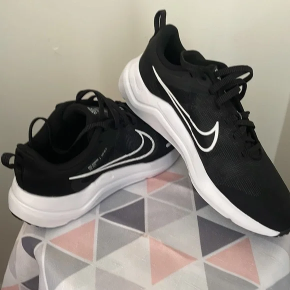 NIKE sneakers, black and white, size 7 1/2, Brand new never worn - Picture 3 of 5